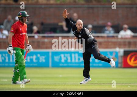 Taunton, Regno Unito. 18 agosto 2024. Jack Leach del Somerset bowling durante la semifinale della Metro Bank One Day Cup tra Somerset e Leicestershire al Cooper Associates County Ground. Crediti: Dave Vokes/Alamy Live News Foto Stock