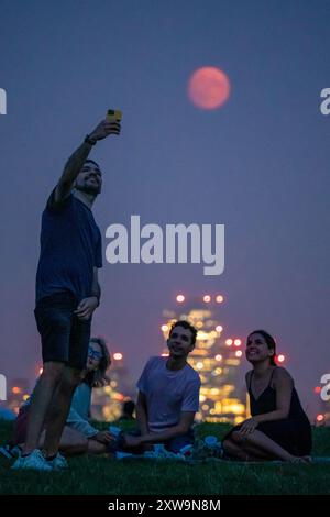 Londra, Regno Unito. 18 agosto 2024. Meteo nel Regno Unito: Sturgeon Blue Supermoon (Waxing Gibbous) al 99% si erge su Parliament Hill nel nord-ovest di Londra con la possibilità di radunare gli spettatori intorno alle 21:00 di domenica sera. Tradizionalmente chiamato Sturgeon Moon perché lo storione gigante dei grandi Laghi e del lago Champlain erano più facilmente catturati durante questa parte dell'estate," secondo l'Almanacco dell'Old Farmer. Crediti: Guy Corbishley/Alamy Live News Foto Stock