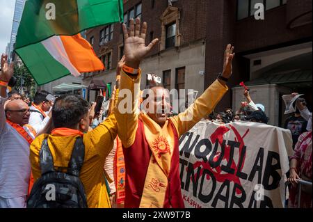 New York, Stati Uniti. 18 agosto 2024. NEW YORK, NEW YORK - 18 AGOSTO: I partecipanti affrontano i manifestanti pro-musulmani durante la 42a India Day Parade a Madison Avenue il 18 agosto 2024 a New York. La sfilata celebra la cultura, il folklore e le tradizioni dell'India. Crediti: Ron Adar/Alamy Live News Foto Stock