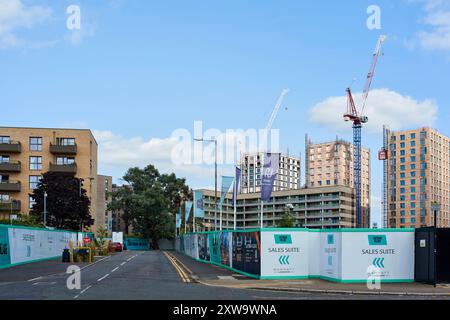 Ingresso al nuovo progetto abitativo dell'Eastman Village che si affaccia su Rokeby Road, Harrow, Greater London UK Foto Stock