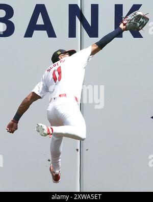 St. Louis, Stati Uniti. 18 agosto 2024. Victor Scott II, centro dei St. Louis Cardinals, fa una corsa, saltando una presa per un out su una palla colpita dai Los Angeles Dodgers Teoscar Hernandez, nel primo inning al Busch Stadium di St. Louis domenica 18 agosto 2024. Foto di Bill Greenblatt/UPI credito: UPI/Alamy Live News Foto Stock