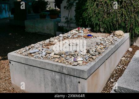 Saint Paul de Vence, Francia - 25 maggio 2022: Tomba del famoso artista francese russo Marc Chagall, sepolto nel sud della Francia in un cimitero di un villaggio Foto Stock