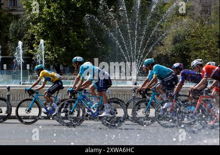 Bucarest, Romania. 18 agosto 2024. Ilhan Dostiev (1° L) del Kazakistan Development Team di Astana Qazaqstan gareggia durante l'ultima tappa del Tour of Romania gara ciclistica davanti al Palazzo del Parlamento di Bucarest, Romania, 18 agosto 2024. Ilhan Dostiev del Kazakistan ha ottenuto la vittoria nella 56a edizione del Tour of Romania, che si è concluso domenica. PER ANDARE CON "Kazakistan's Dostiev vince il 56° Tour of Romania" crediti: Cristian Cristel/Xinhua/Alamy Live News Foto Stock