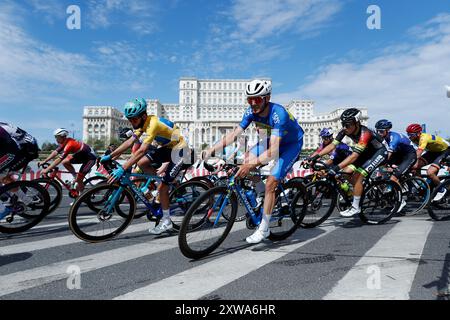 Bucarest, Romania. 18 agosto 2024. Ilhan Dostiev (front L) del Kazakistan Development Team di Astana Qazaqstan gareggia durante l'ultima tappa del Tour of Romania gara ciclistica davanti al Palazzo del Parlamento di Bucarest, Romania, 18 agosto 2024. Ilhan Dostiev del Kazakistan ha ottenuto la vittoria nella 56a edizione del Tour of Romania, che si è concluso domenica. PER ANDARE CON "Kazakistan's Dostiev vince il 56° Tour of Romania" crediti: Cristian Cristel/Xinhua/Alamy Live News Foto Stock