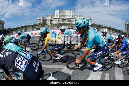 Bucarest, Romania. 18 agosto 2024. Ilhan Dostiev (centro L) del Kazakistan dell'Astana Qazaqstan Development Team gareggia durante l'ultima tappa del Tour of Romania gara ciclistica davanti al Palazzo del Parlamento di Bucarest, Romania, 18 agosto 2024. Ilhan Dostiev del Kazakistan ha ottenuto la vittoria nella 56a edizione del Tour of Romania, che si è concluso domenica. PER ANDARE CON "Kazakistan's Dostiev vince il 56° Tour of Romania" crediti: Cristian Cristel/Xinhua/Alamy Live News Foto Stock