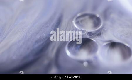 Olio. Nebbia glitterata. Colore bianco porpora sfocato bolle scintillanti trasparenti flusso d'acqua acqua flusso d'acqua sfondo artistico astratto. Foto Stock