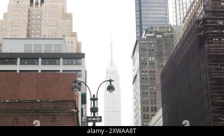 New York City Manhattan Midtown 34 Street Architecture. Empire State Building, grattacielo alto e iconico negli Stati Uniti. Paesaggio urbano americano, famosa torre di New York, Stati Uniti. Lanterna all'angolo di 9 avenue Foto Stock