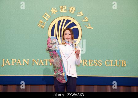 Tokyo, Giappone. 19 agosto 2024. Coco YOSHIZAWA, medaglia d'oro olimpica di Parigi, posa per le telecamere del Japan National Press Club nel centro di Tokyo. Yoshizawa ha partecipato a una conferenza stampa a Tokyo, dopo aver vinto la medaglia d'oro femminile di strada di Skateboarding a Parigi 2024. (Credit Image: © Rodrigo Reyes Marin/ZUMA Press Wire) SOLO PER USO EDITORIALE! Non per USO commerciale! Foto Stock