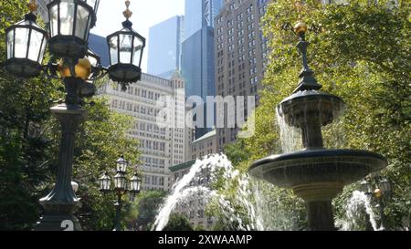 New York City Lower Manhattan, architettura del Downtown Financial District, Stati Uniti. Alti edifici in Broadway Street, USA. Scena urbana americana, fontana nel City Hall Park, New York. Verde. Foto Stock