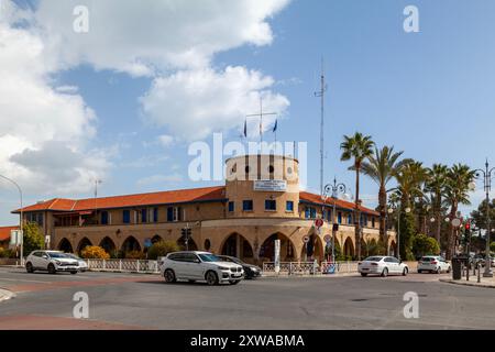 Larnaca, Cipro - 3 marzo 2024: Sede della polizia Divisionale a Larnaca all'angolo tra Archiepiskopou Makariou III e Athenon Foto Stock