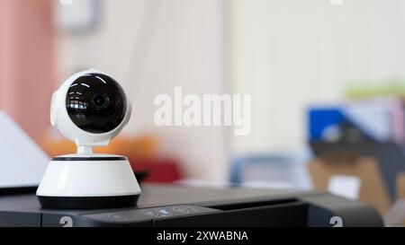 CCTV o sorveglianza che operano in ufficio. Sistema di sicurezza per la sorveglianza delle telecamere a circuito chiuso nell'edificio. Telecamera di sicurezza, sfondo bianco, pagina e-commerce p Foto Stock