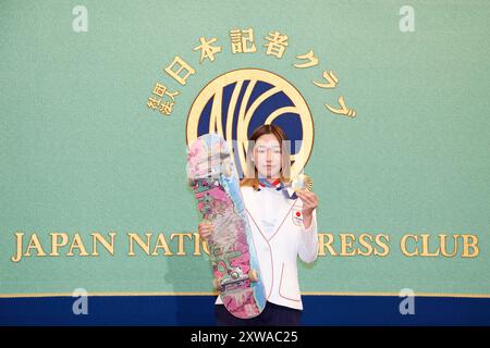 Tokyo, Giappone. 19 agosto 2024. Coco YOSHIZAWA, medaglia d'oro olimpica di Parigi, posa per le telecamere del Japan National Press Club nel centro di Tokyo. Yoshizawa ha partecipato a una conferenza stampa a Tokyo, dopo aver vinto la medaglia d'oro femminile di strada di Skateboarding a Parigi 2024. (Credit Image: © Rodrigo Reyes Marin/ZUMA Press Wire) SOLO PER USO EDITORIALE! Non per USO commerciale! Foto Stock