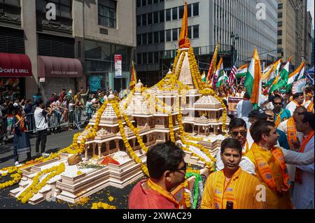 New York, Stati Uniti. 18 agosto 2024. I partecipanti marciano lungo il galleggiante del tempio RAM Mandir che celebra un tempio indù costruito sopra una moschea rasa al suolo in India e viene criticato come anti-musulmano alla 42a parata dell'India Day su Madison Avenue. La sfilata celebra la cultura, il folklore e le tradizioni dell'India. Credito: SOPA Images Limited/Alamy Live News Foto Stock