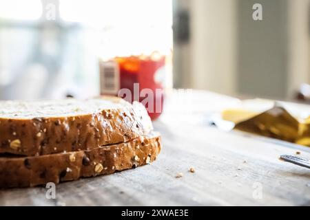 Confettura di fragole su pane Foto Stock