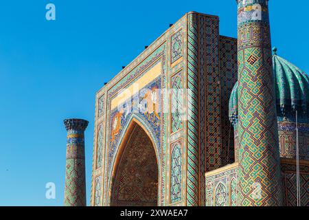 Sherdor Madrassah in Piazza Registan. Samarcanda, Uzbekistan - 20 luglio 2024. Foto Stock