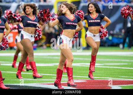 17 agosto 2024: Una cheerleader degli Houston Texans si esibisce prima di una gara di pre-stagione tra i New York Giants e gli Houston Texans a Houston, Texas. Trask Smith/CSM Foto Stock