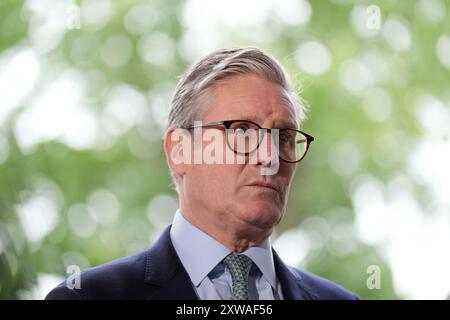 La foto datata 17/08/24 del primo ministro Sir Keir Starmer parla ai media fuori dalla Arden Academy a Solihull, West Midlands. Più della metà delle persone pensa che la Gran Bretagna si stia "muovendo nella direzione sbagliata”, secondo un sondaggio che mostra un calo di favorevolezza per Sir Keir Starmer e il suo governo. Il sondaggio di Ipsos, condotto tra il 9 e il 12 agosto, ha mostrato un calo post-elettorale nella percezione del primo ministro, così come della sua vice Angela Rayner e della cancelliera Rachel Reeves. Data di pubblicazione: Lunedì 19 agosto 2024. Foto Stock