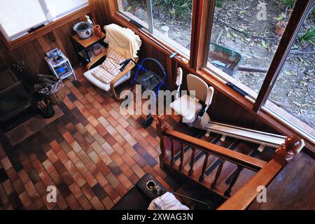 Vista dall'alto di una sala solarium con camminatore e ascensore, scala in una casa periferica, assistenza per anziani e anziani anziani anziani Foto Stock