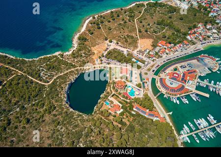 Vista aerea del lago Dragon Eye vicino a Marina Frapa a Rogoznica, Croazia. Paesaggio marino con città costiera e yacht. Città turistica per le vacanze estive Foto Stock