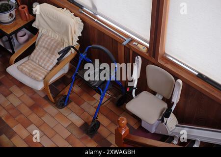 Vista dall'alto di una sala solarium con passerella e ascensore, in una casa di periferia, assistenza agli anziani per la mobilità e anziani anziani anziani anziani Foto Stock