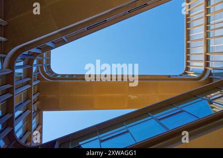 Composizione geometrica con elementi architettonici. Esterno di un edificio moderno che si affaccia sul cielo blu. Architettura di strada minimalista Foto Stock