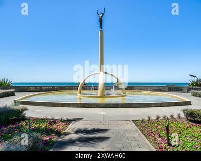 5 dicembre 2022: Napier, Hawkes Bay, nuova Zelanda - la scultura e fontana Spirit of Napier, in Marine Parade, ambientata in un bellissimo giardino. Glorioso... Foto Stock