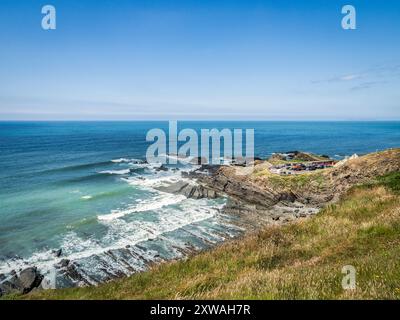 Hartland Quay, un ex villaggio portuale sulla costa atlantica del Devon meridionale, dal sentiero della costa sud-occidentale. Foto Stock