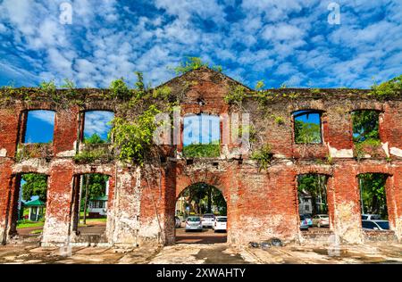 Gebouw 1790, rovine di una caserma militare a Fort Zeelandia a Paramaribo. Patrimonio mondiale dell'UNESCO in Suriname Foto Stock