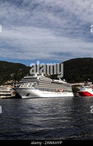 Nave da crociera Viking Sky ormeggiata al molo Skoltegrunnskaien nel porto di Bergen, Norvegia Foto Stock