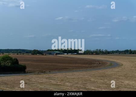 Affacciato su aree remote dell'ex aeroporto, Framlingham Station 153, a Parham, Suffolk, Regno Unito Foto Stock