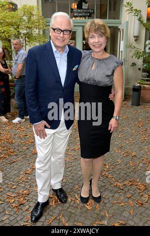 Hans-Jürgen Schatz und Antje Rietz bei der Premiere des Theaterstücks die Tanzstunde im Heimathafen Neukölln. Berlino, 18.08.2024 *** Hans Jürgen Schatz e Antje Rietz alla prima dello spettacolo Die Tanzstunde a Heimathafen Neukölln Berlin, 18 08 2024 foto:XF.xKernx/xFuturexImagex tanzstunde 4806 Foto Stock