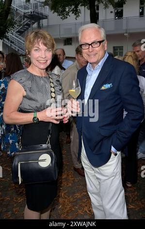 Antje Rietz und Hans-Jürgen Schatz bei der Premiere des Theaterstücks die Tanzstunde im Heimathafen Neukölln. Berlino, 18.08.2024 *** Antje Rietz e Hans Jürgen Schatz alla prima dello spettacolo Die Tanzstunde a Heimathafen Neukölln Berlin, 18 08 2024 foto:XF.xKernx/xFuturexImagex tanzstunde 4840 Foto Stock