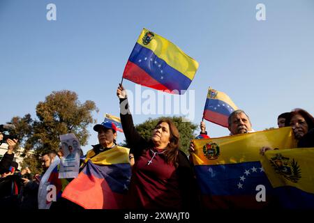 Buenos Aires, Argentina. 17 agosto 2024. I venezuelani manifestano durante una protesta globale contro la frode elettorale commessa in Venezuela durante le ultime elezioni presidenziali (28 luglio), il 17 agosto 2024 al Floralis generica nella città di Buenos Aires, Argentina. (Foto di Francisco Loureiro/Sipa USA) credito: SIPA USA/Alamy Live News Foto Stock