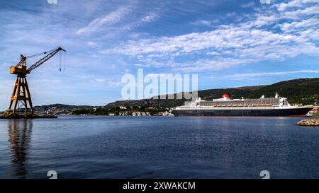 Nave da crociera Queen Mary 2 al molo di Jekteviksterminalen, nel porto di Bergen, Norvegia. Foto Stock