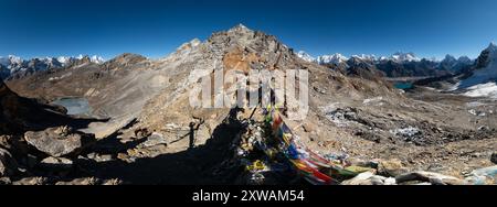 Renjo la, Nepal: Vista panoramica dalla cima del passo alto di Renjo la a 5368 m tra la valle di Gokyo e il Thame con la cima dell'Everest nel backgroun Foto Stock