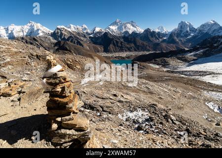 Renjo la, Nepal: Vista dalla cima del passo alto di Renjo la a 5368 m con la valle di Gokyo e la vetta dell'Everest sullo sfondo dell'Himalaya a ne Foto Stock