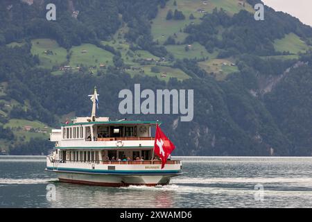 Schiffsanlegestelle Flüelen am Urisee, einem Teil des Vierwaldstättersee. Ausflugsschiff BRUNNEN. // 07.08.2024: Flüelen, Kanton Uri, Schweiz, Europa *** Flüelen sbarco sul lago di Uri, parte del lago di Lucerna barca da escursione BRUNNEN 07 08 2024 Flüelen, Canton Uri, Svizzera, Europa Foto Stock