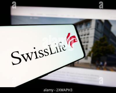 Cellulare con logo della compagnia di assicurazioni Swiss Life Holding AG davanti al sito web aziendale. Mettere a fuoco la parte centrale sinistra del display del telefono. Foto Stock