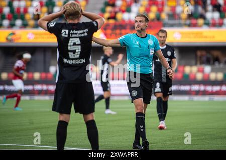 Silkeborg, Danimarca. 18 agosto 2024. Arbitro Mikkel Redder visto durante il 3F Superliga match tra Silkeborg IF e FC Nordsjaelland al Jysk Park di Silkeborg. Credito: Gonzales Photo/Alamy Live News Foto Stock