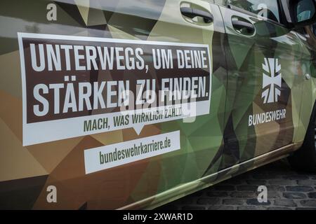 Fahrzeug der Bundeswehr mit Werbung für eine Karriere bei der Bundeswehr beim NRW Tag im Kölner Rheinauhafen **** Bundeswehr veicolo che pubblicizza una carriera nella Bundeswehr al NRW Day di Colonia, porto Rheinauhafen Nordrhein-Westfalen Deutschland, Germania GMS11692 Foto Stock