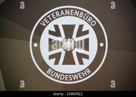 Fahrzeug der Bundeswehr mit Logo des Veteranenbüros der Bundeswehr beim NRW Tag im Kölner Rheinauhafen *** veicolo Bundeswehr con il logo dell'Ufficio Veterani della Bundeswehr al NRW Day a Colonia, porto Rheinauhafen Nordrhein-Westfalen Deutschland, Germania GMS11694 Foto Stock