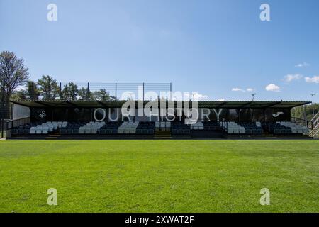 Landore, Swansea, Galles. 16 agosto 2024. Uno stand per gli spettatori con le parole "la nostra storia" presso lo Swansea City Academy JOMA High Performance Centre a Landore, Swansea, Galles, Regno Unito, il 16 agosto 2024. Crediti: Duncan Thomas/Majestic Media. Foto Stock