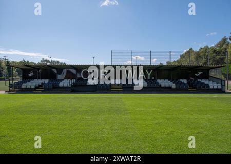 Landore, Swansea, Galles. 16 agosto 2024. Uno stand per gli spettatori con le parole "Our Way" presso lo Swansea City Academy JOMA High Performance Centre di Landore, Swansea, Galles, Regno Unito, il 16 agosto 2024. Crediti: Duncan Thomas/Majestic Media. Foto Stock