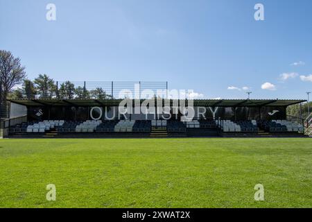 Landore, Swansea, Galles. 16 agosto 2024. Uno stand per gli spettatori con le parole "la nostra storia" presso lo Swansea City Academy JOMA High Performance Centre a Landore, Swansea, Galles, Regno Unito, il 16 agosto 2024. Crediti: Duncan Thomas/Majestic Media. Foto Stock