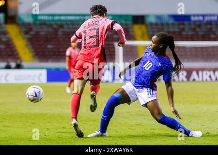 Dayeong Ko della Repubblica di Corea e Magnaba Folquet della Francia durante la Coppa del mondo femminile FIFA U-20 Costa Rica partita Francia contro Repubblica di Corea il 1° agosto Foto Stock