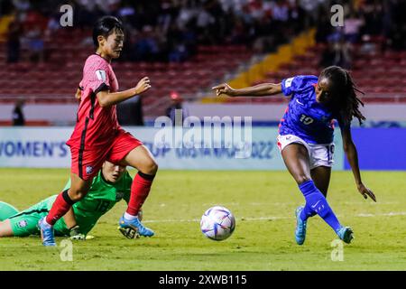 Il portiere Kyeonghee Kim e Dain Han della Repubblica di Corea contro il Manssita Traore della Francia durante la partita Fran della Coppa del mondo femminile Under-20 della Costa Rica Foto Stock