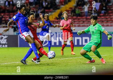 Esther Mbakem Niaro di Francia e la portiere Kyeonghee Kim di Corea durante la partita di Coppa del mondo femminile FIFA U-20 Costa Rica Francia contro Corea Re Foto Stock