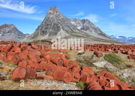 Auto arrugginite e tamburi di petrolio provenienti da una base aerea statunitense della seconda guerra mondiale, Ikateq Fjord, Tasiilaq, Groenlandia orientale, Groenlandia Foto Stock
