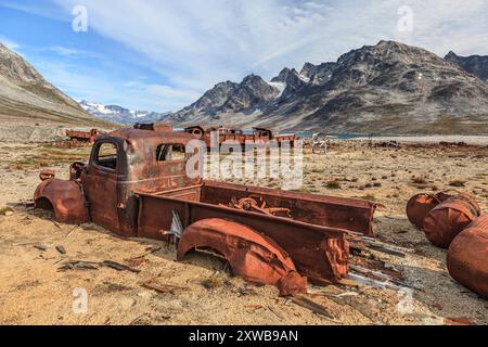 Auto arrugginite e tamburi di petrolio provenienti da una base aerea statunitense della seconda guerra mondiale, Ikateq Fjord, Tasiilaq, Groenlandia orientale, Groenlandia Foto Stock