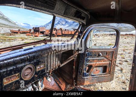 Auto arrugginite e tamburi di petrolio provenienti da una base aerea statunitense della seconda guerra mondiale, Ikateq Fjord, Tasiilaq, Groenlandia orientale, Groenlandia Foto Stock